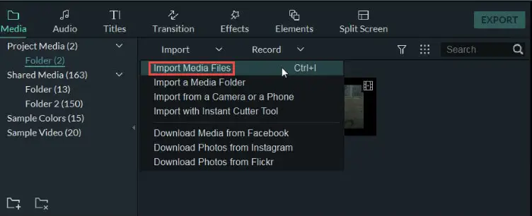 Menikmati Anime di Laptop Gambar seseorang menonton anime di laptop